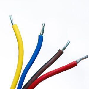 RISCHIO ELETTRICO e TERMICO:
Elettrostatica, la corrente elettrica Come si produce la corrente e si trasporta nei centri abitati . Corrente continua e corrente alternata. Voltaggio, Intensità, Resistenza. Concetti base. Corrente trifase e campi di impiego. Principali differenze. Il magnetotermico dell'ENEL (campo di sicurezza). il quadro generale di cantiere (Disamina di quadro di distribuzione generale e i quadretti di piano in commercio). Esempi di distribuzione delle linee elettriche in un cantiere e dell'impianto di terra e parafulmine. L' impianto parafulmini concetti e criteri realizzativi (corda e paline). L'autoprotezione dai fulmini (Cenni) le componenti impiantistiche (Il quadri, i cavi, le prese ecc.) (cenni) il marchio CE. Le notifiche preliminari alla USL. Il certificato di conformità: componenti e responsabilità Esempio.
il rischio elettrico e i DPI di protezione contro i citati accidentali con parti tensione.
Conseguenze della corrente elettrica sul corpo Umano. Misure di primo intervento
Disamina dei pericoli e contatti accidentali con parti i tensione più frequenti.